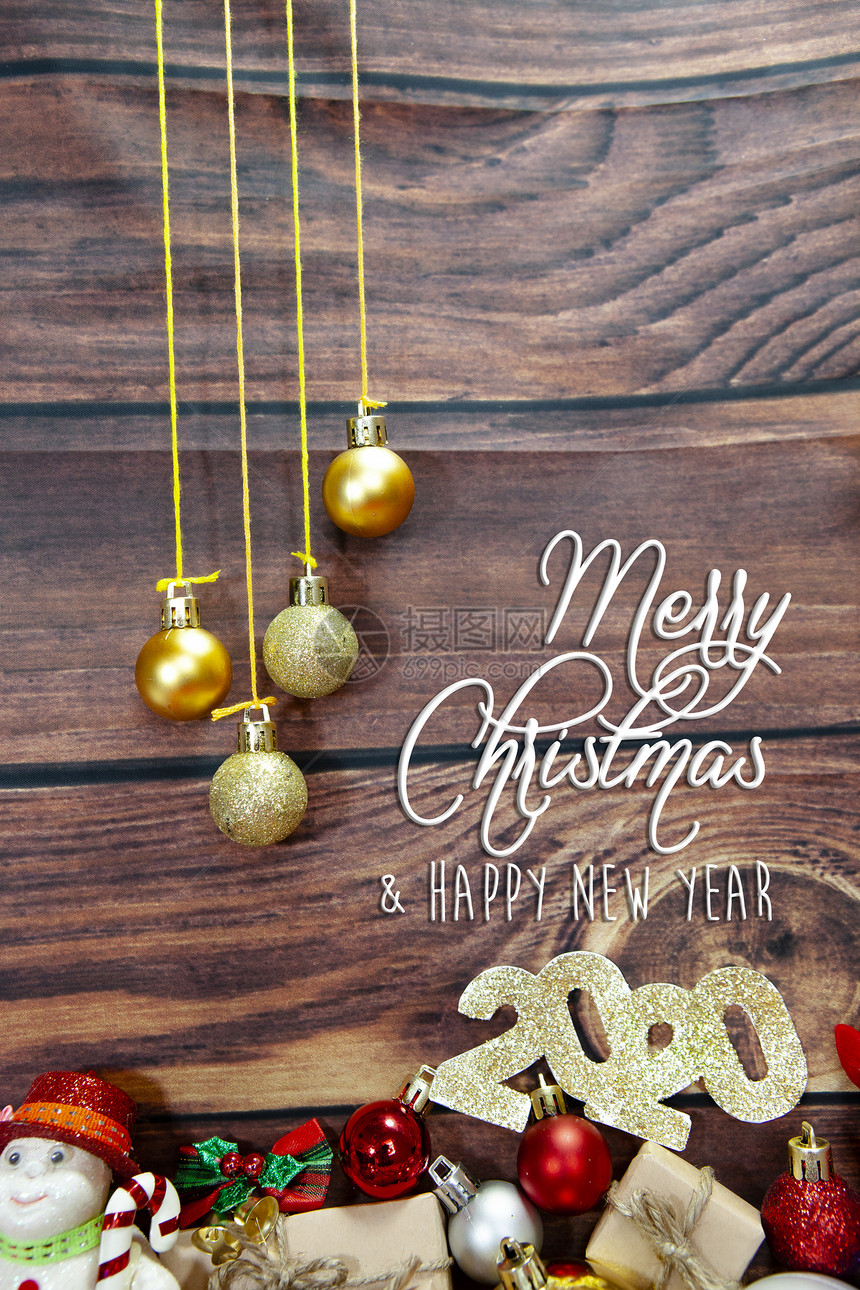 圣诞快乐新年20年背景配有装饰品木板上的庆祝球图片