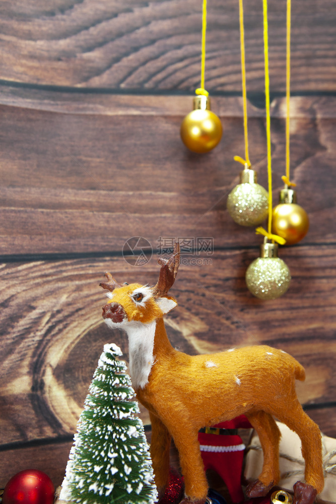 圣诞节背景装饰木板上的庆祝球图片