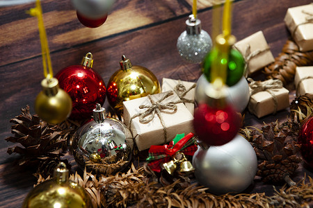 在木板上挂圣诞树的彩球色全圣诞节装饰品图片