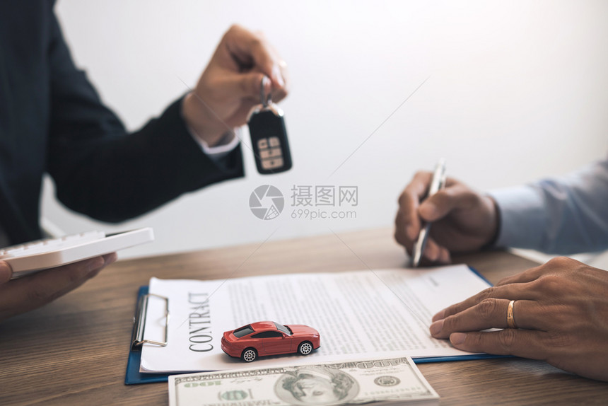 客户签署购买新车的合同文件图片