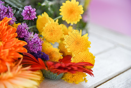 美丽的花朵团色彩多的春天各种类的花朵在桌布背景上装饰图片