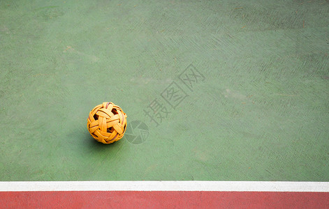 克劳SepakTakraw球或鼠在Sepak球场上与户外运动连线背景
