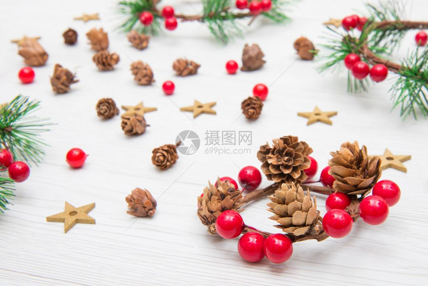 圣诞花圈配有红装饰和圆形树枝图片