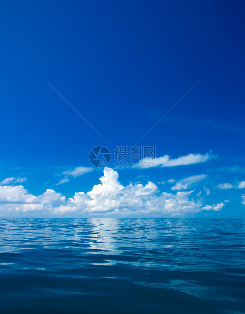 蓝云在平凉的海面上云在蓝的天空上阳光反射图片