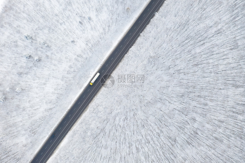 冬季森林和道路的空中景象图片