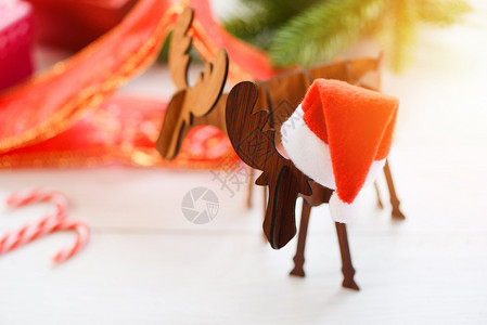 圣诞帽子假日背景和新年快乐动物节庆新年目标圣诞鹿角的装饰品图片