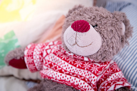可爱的泰迪熊玩具坐在床上早醒来图片