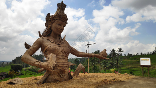 印度尼西亚巴厘东南部Jatiluwih稻田的女雕塑图片