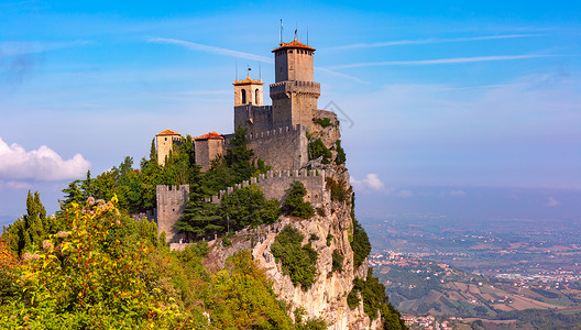 圣马力诺利市一塔Guaita堡垒全景阳光明媚的意大利山丘背景图片