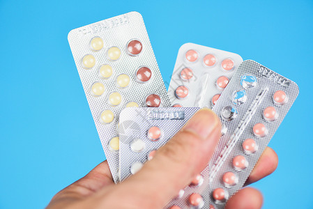 孕酮避孕方法概念持有避孕药的妇女用具意味着防止怀孕有选择的重点背景