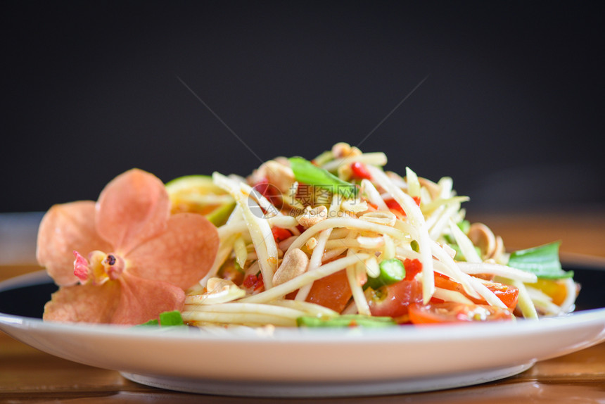 食豆沙拉辣茶以桌边有选择的焦点为食谱泰国索姆顿亚洲食物木瓜沙拉图片