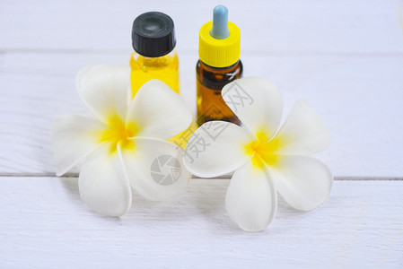 含有白花FrangipaniPlumerion木制桌上天然必需油和有机最低限量剂背景图片