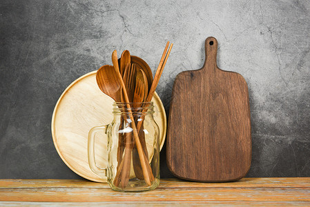 自然厨房工具木制品厨房用具背景和勺叉筷棍板切图片