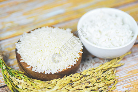生的和煮熟茉米稻谷以及亚洲用于食品的稻田农产之耳图片