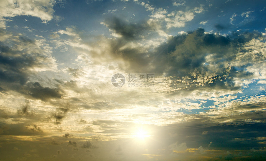 日落阳光照耀天空乌云和太阳照耀图片