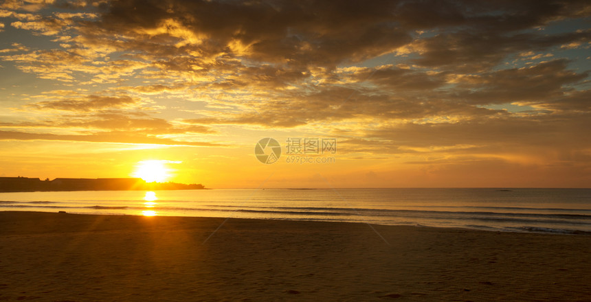 海面上美丽的日落图片