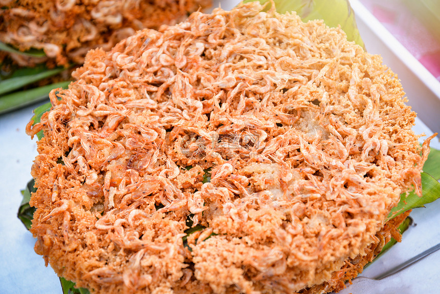 小虾炒煎饼虾街头食品市场煮的淡水虾图片