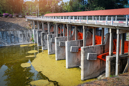 山坡上的排水坝库有运河和排水系统流向河自然背景图片