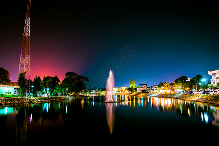 泰国Loei的风景夜光城市和美丽的喷泉河图片