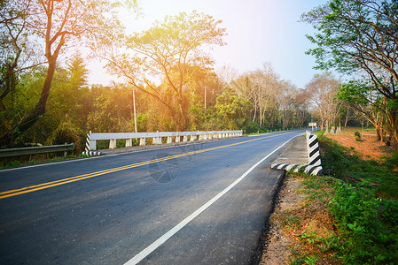 夏季在农村的阿法特公路和混凝土桥图片