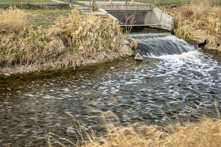 处理和清洁污水从开设施排入河流图片