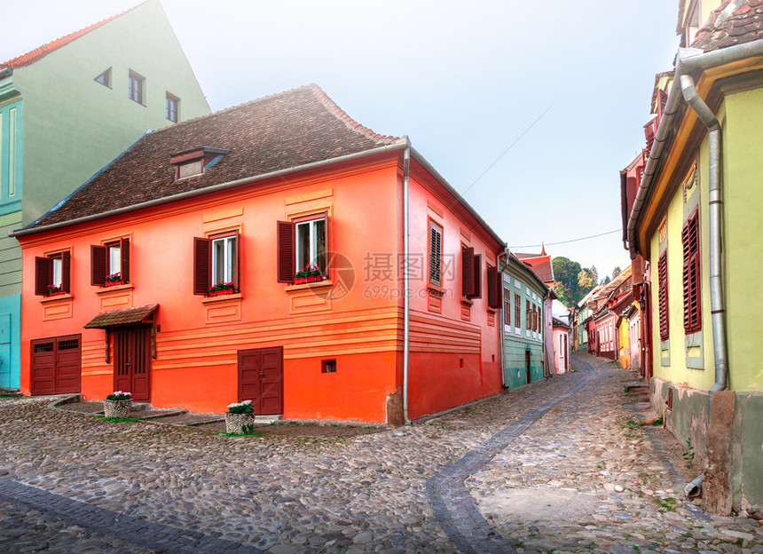 罗马尼亚Sighisoara欧洲特兰西瓦尼亚地区Sighisoara堡垒的古老街道铺设了多彩房屋的石块图片