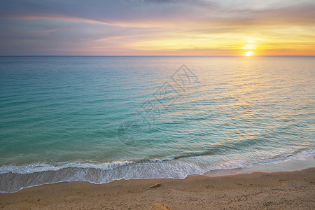 美丽的海景滩上波浪自然空中构成图片