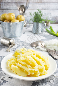 土豆泥和白碗黄油高清图片