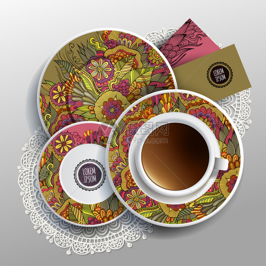 彩虹杯咖啡名片和手绘花粉装饰品放在碟子和背景上图片