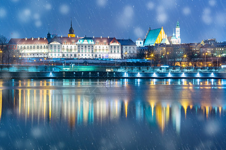 波兰华沙老城和河水晚上在波兰华沙高清图片