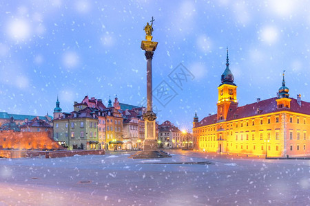 赛纳格斯城堡广场与皇家多彩的房屋和旧城西格斯曼德列雪天清晨蓝色时段波兰华沙夜晚在波兰华沙的城堡广场背景
