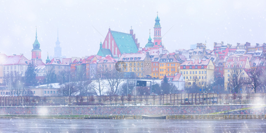 皇家城堡的全景和Vistula河在波兰华沙雪天之夜的多彩房屋波兰华沙的老城和河流Vistula在晚上图片