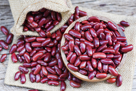 红豆在木碗中的在麻布背景谷物红肾豆顶端视图图片