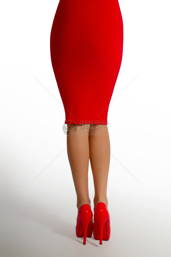 身穿红高西装双鞋和裙子身着浅色背景双脚跟红图片
