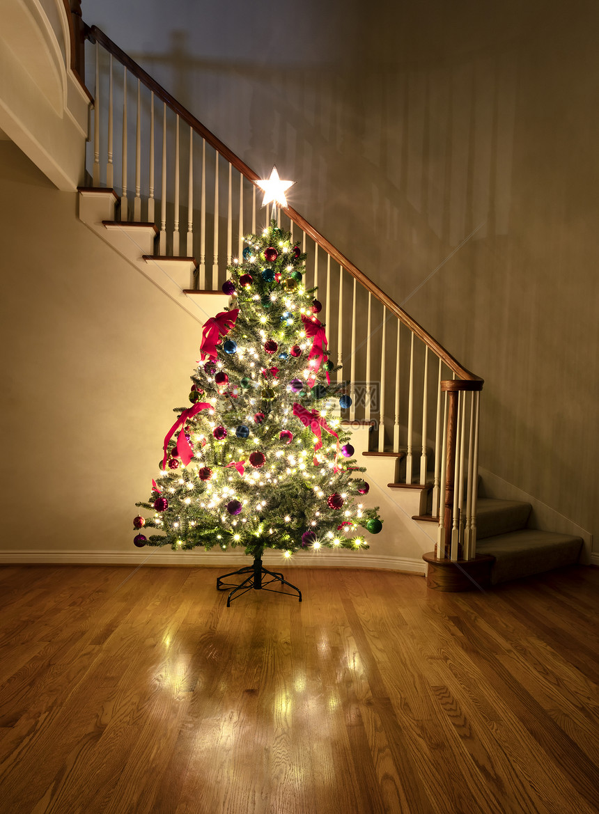 夜间在家中装饰明亮的圣诞树图片