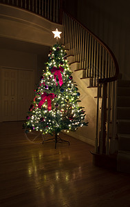夜间在家里照亮的圣诞树装饰背景图片