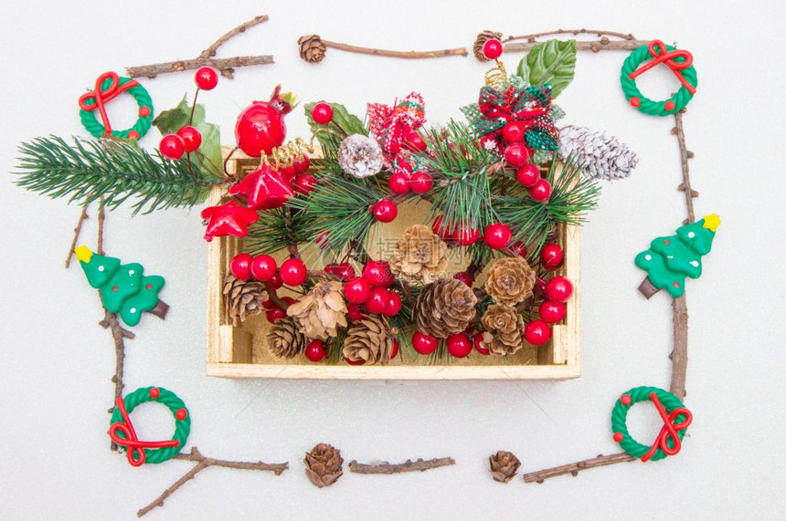 装满圣诞饰品的金木盒配有fir树枝和园林图片