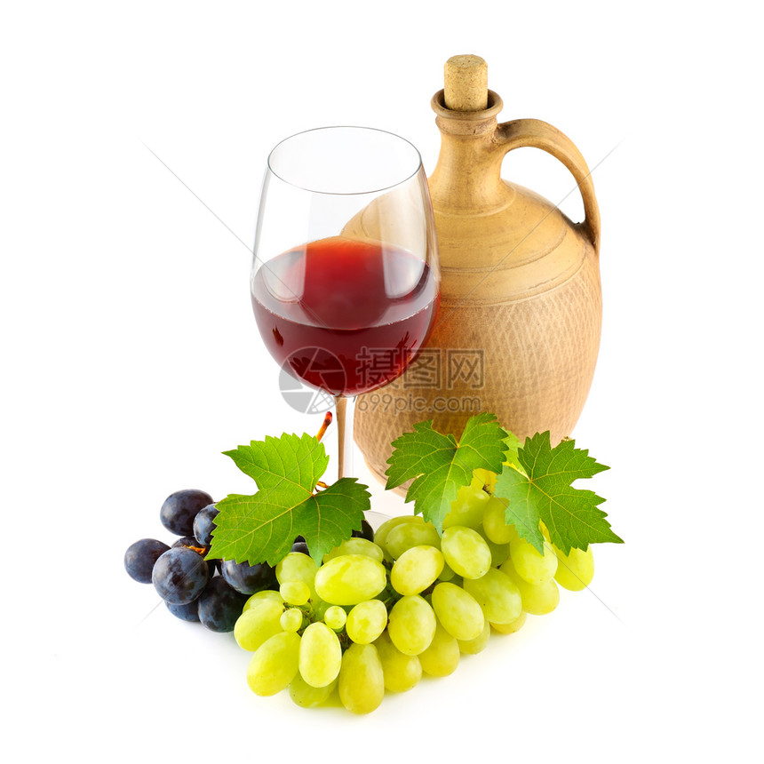甜酒葡萄和壶白底的孤立图片