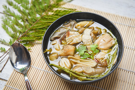 Mushroom汤碗黄野蘑菇或GrisetteAmanitahemibapha阴道食用蘑菇煮亚洲菜背景图片