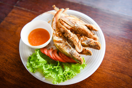 菜色沙拉番茄和白板木桌上的酱子淡水湄公河鱼背景图片