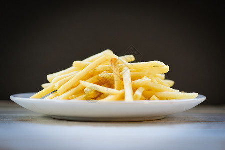 黑底白盘子的新鲜薯条美味用于食物或美味的意大利自制食料图片