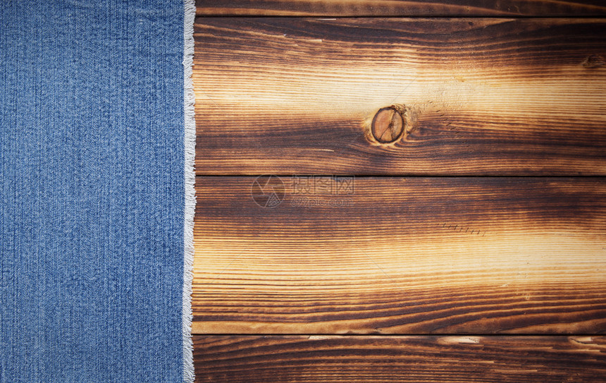 木本底表面的蓝色牛仔裤纹理图片