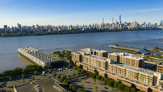 阳光明媚的一天位于曼哈顿中城河对岸背景图片