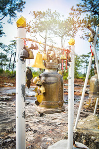 古钟挂在自然背景上佛教宗中使用的挂庙钟背景图片