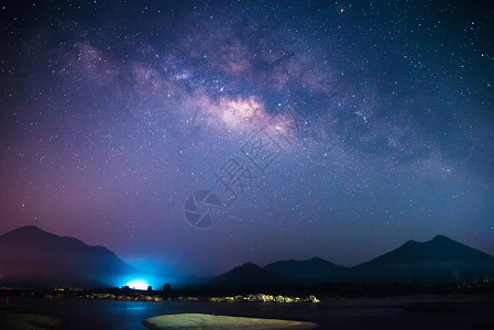 银河系流和光亮深夜空中山地背景背景图片