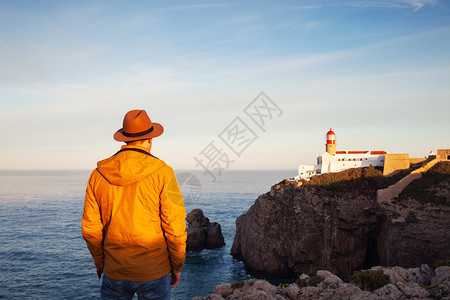 站在悬崖顶上带着对葡萄牙披风文森特莱豪斯的振奋人心海洋观图片