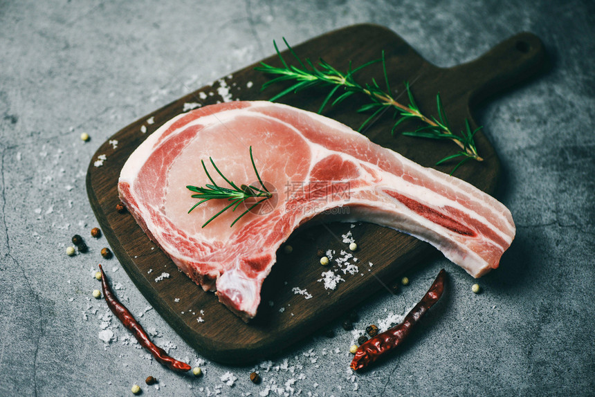 街头食品市场BBQ烧烤肉猪蔬菜和水果图片