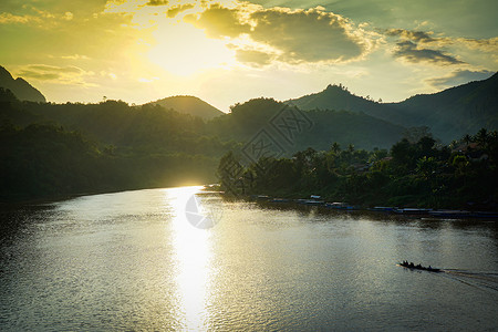 在日出晨景美丽的自然日落东南亚热带绿林和山岳的船乡间背景图片