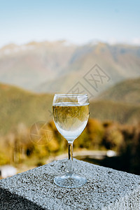 美丽的山本色一杯白葡萄酒背景图片