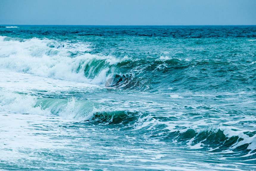 强烈的海洋波浪破碎自然背景图片